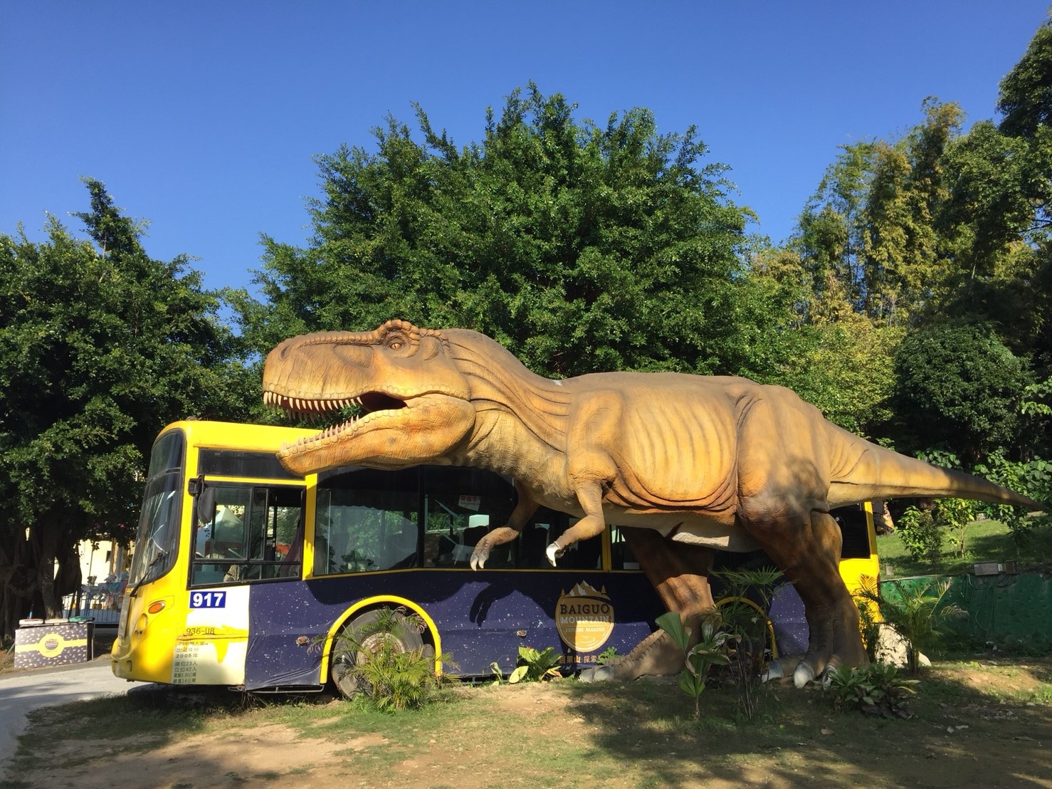 當公車遇上霸王龍，不小心跑太慢就會變成恐龍的午餐！