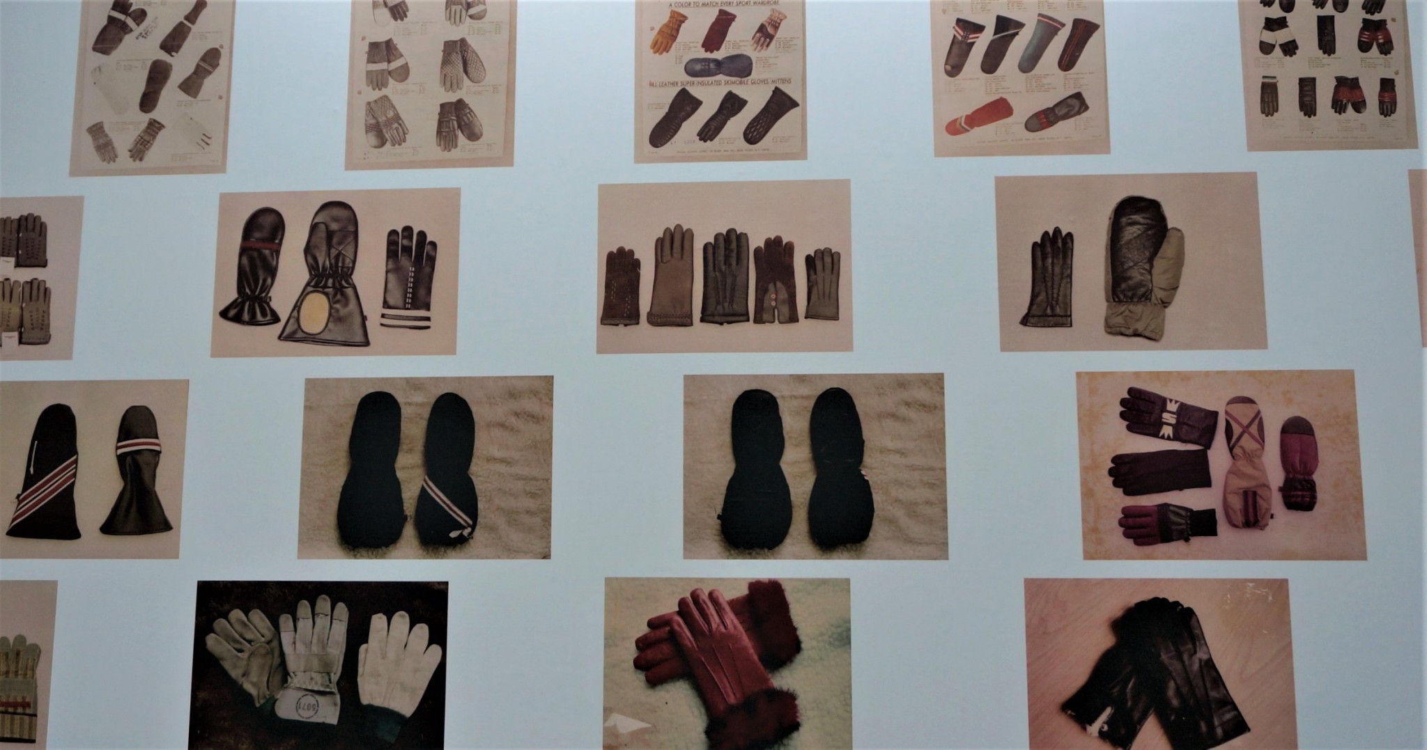 牆上掛有許多早期生產的手套樣式圖片