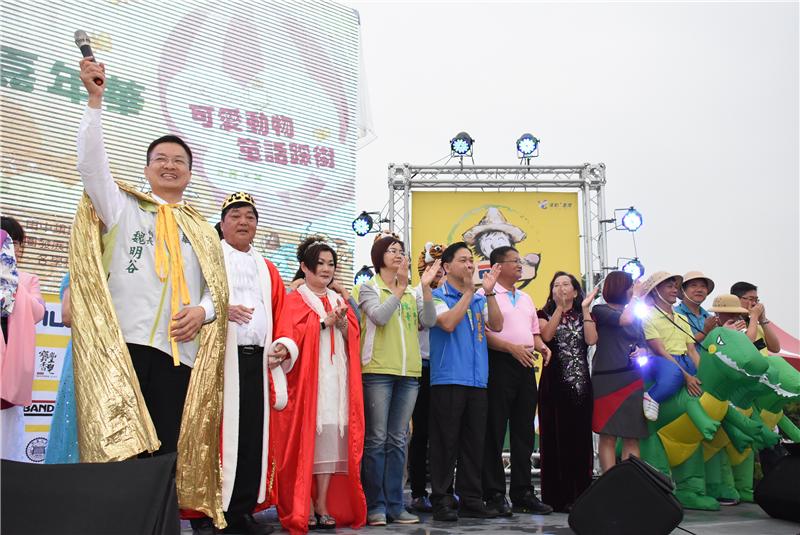 The Crowds Around the Rice Barn hustle and bustle in Tianchung “2017 Taiwan Rice Barn Carnival–Cute Animals, Fairy Tale Kicks Off March”