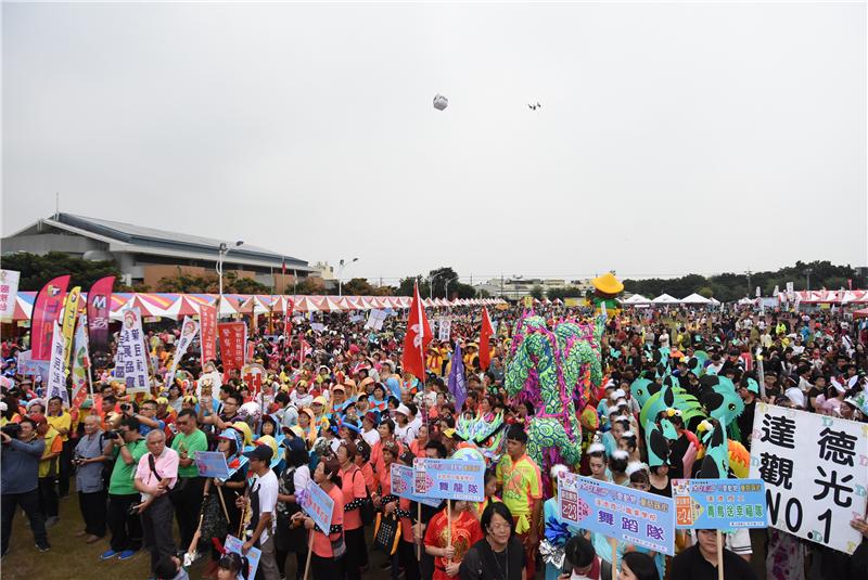 The Crowds Around the Rice Barn hustle and bustle in Tianchung “2017 Taiwan Rice Barn Carnival–Cute Animals, Fairy Tale Kicks Off March”