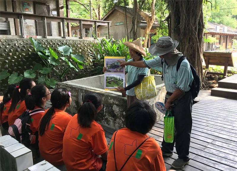 Seeds DIY at Chenggong Camp Site. School children are enthusiastic to make reservations!