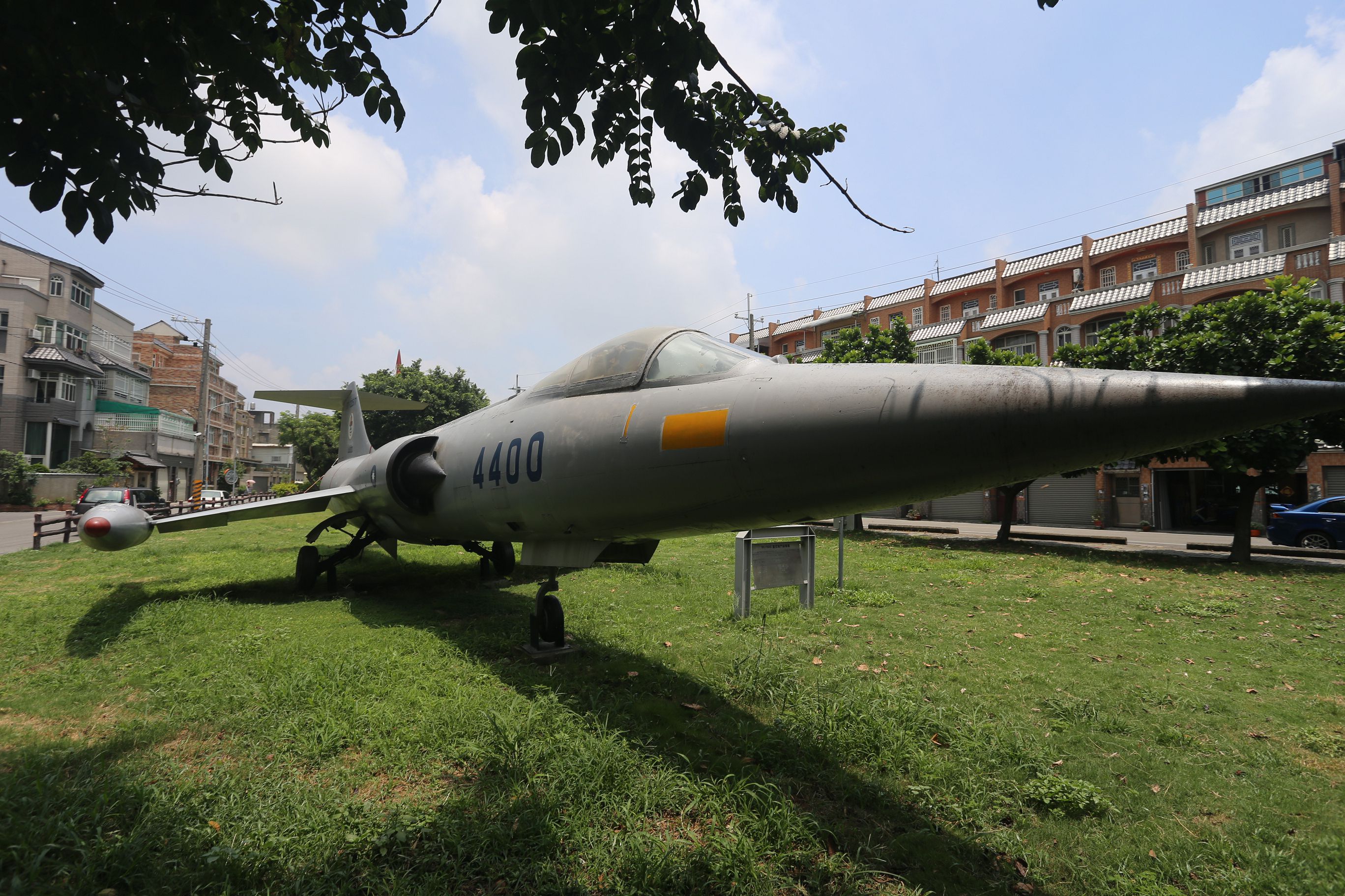 Picturesque Xihu Military Jet Park-2