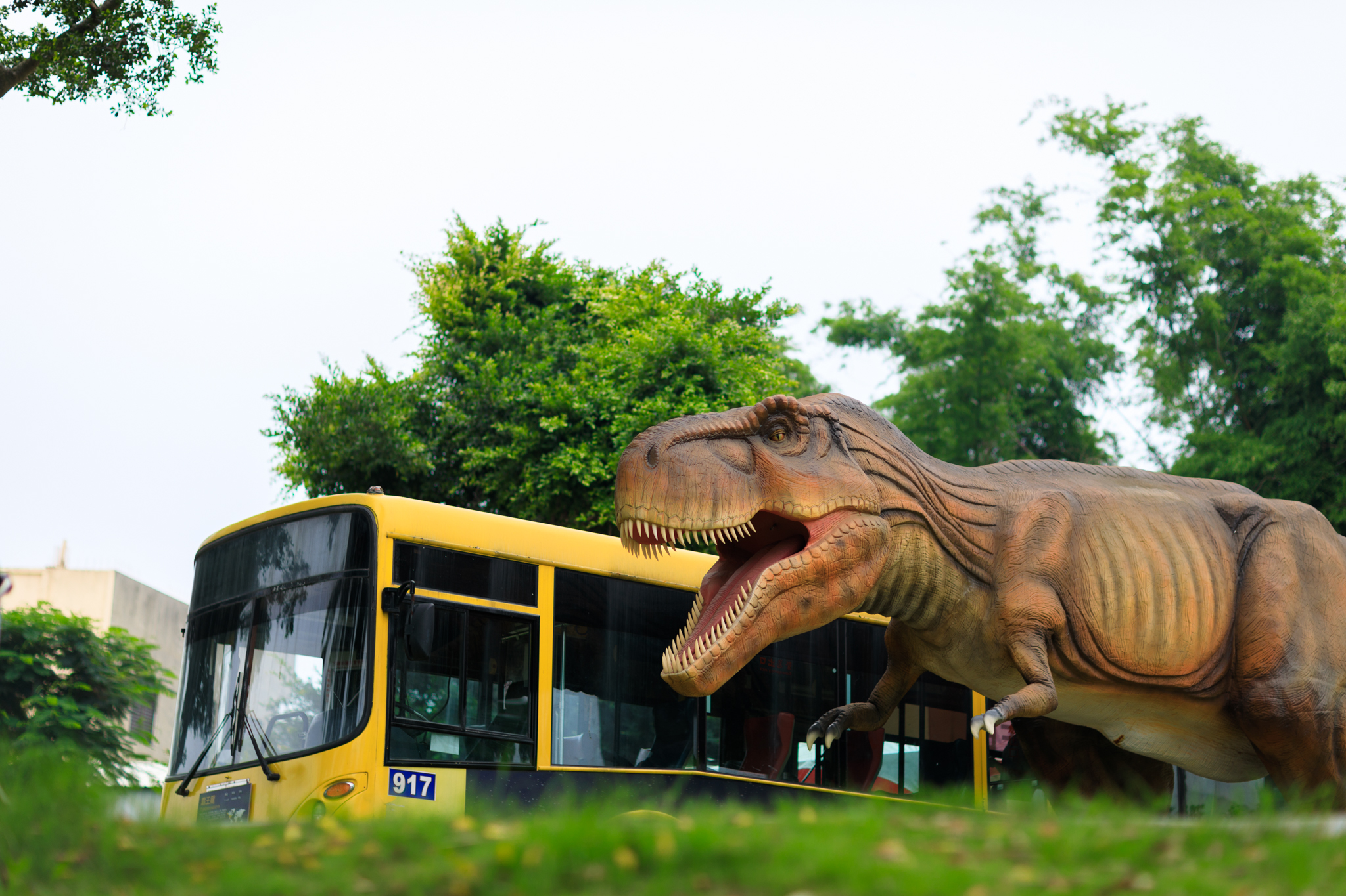 Grand Classic movie scene: Dinosaur attacking the bus