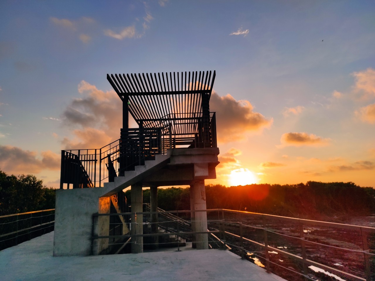 During the ebb and high tide, the sunrise and sunset in the intertidal zone present different landscapes. 