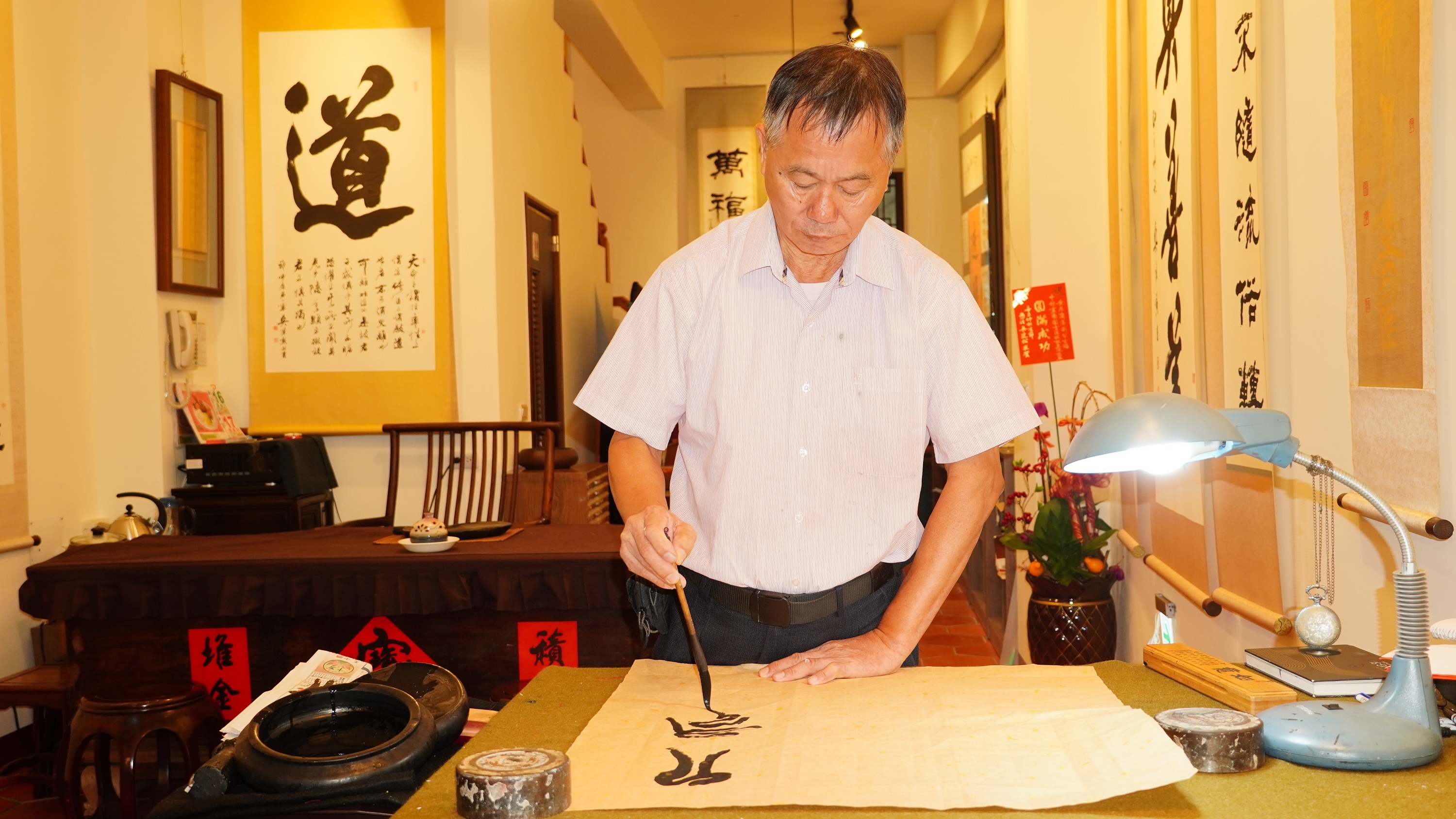 “New Attractions in the Old Street” – How to promote culture? Come and visit the Old Street – No. 39, Dayou Street, Lukang. The Calligraphy Gallery is newly established by Mr. Wu Tsao-Hsun in an archa