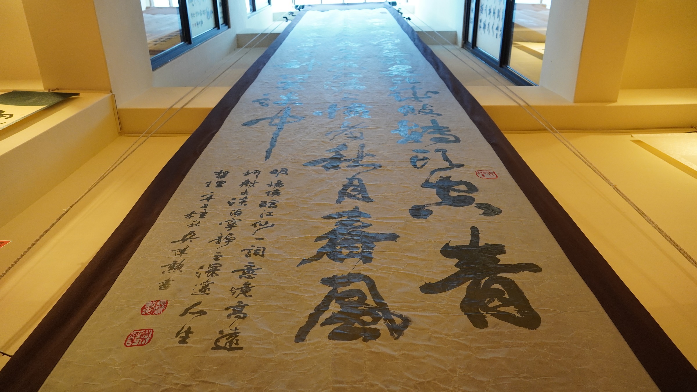 In the gallery, there is the longest calligraphy scroll in Taiwan. This three-storey tall calligraphy scroll is finely written with scripts, being splendid and sublime. It has been a tradition for peo