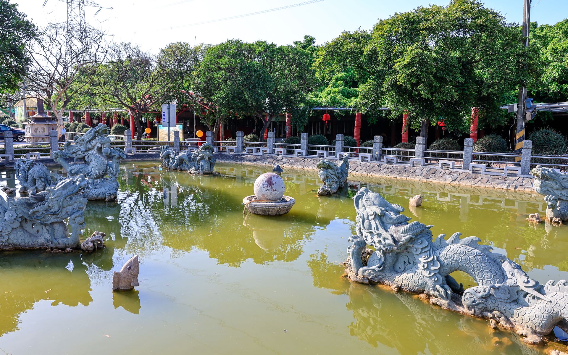 Huge Nine-Dragon Banyan Tree