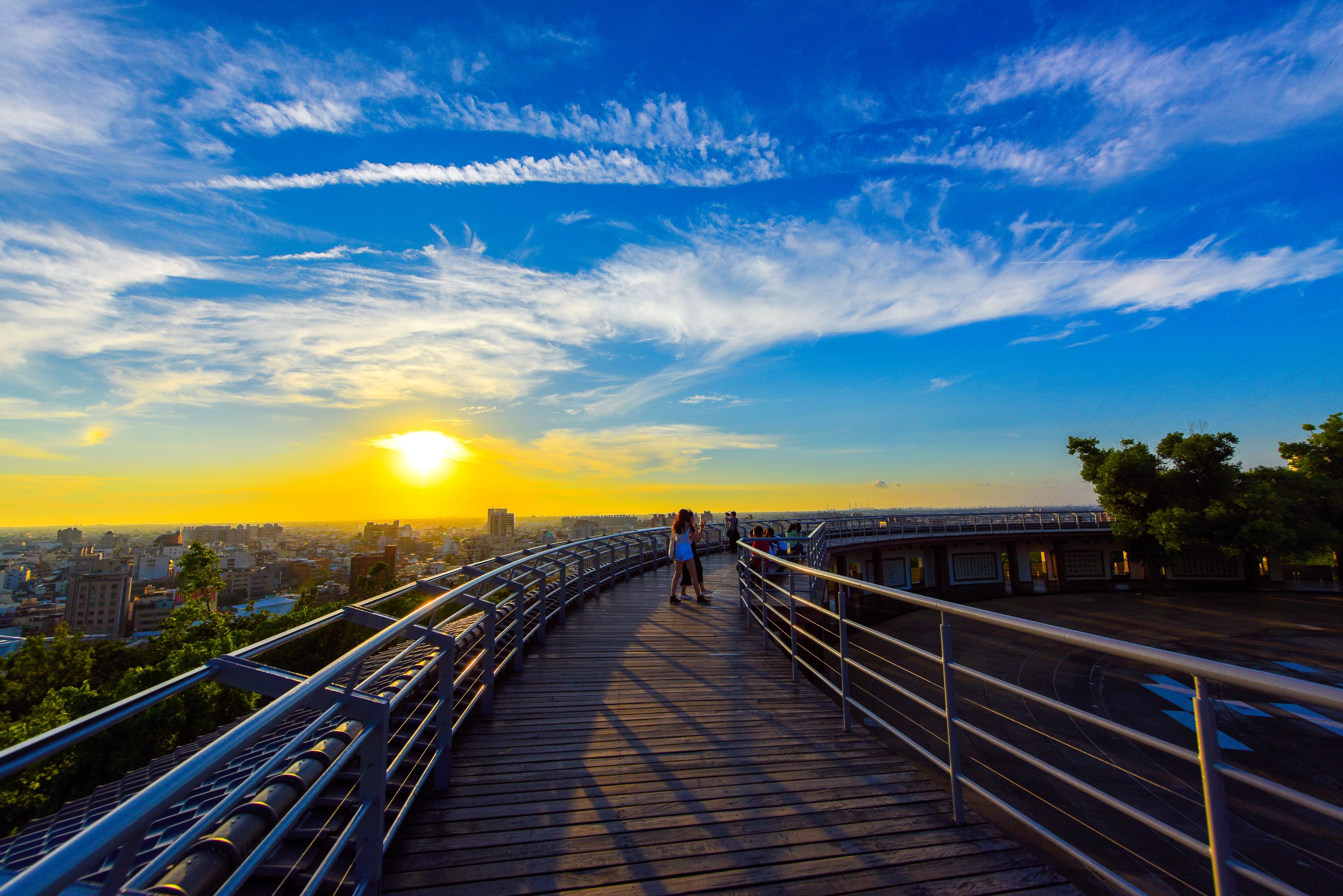 The walkway faces west. When the sun sets slowly, row upon row of buildings seem to be bathed in golden light. The setting sun sinks into the horizon in an instant, lighting the last wave of the dista