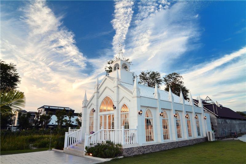 In the park, there are 3 theme dining areas: Hotpot buffet is served in the White Church. Italian cuisines are served at Kuta (Balinese style architecture). Single order hotpot is served at Twelve Zod