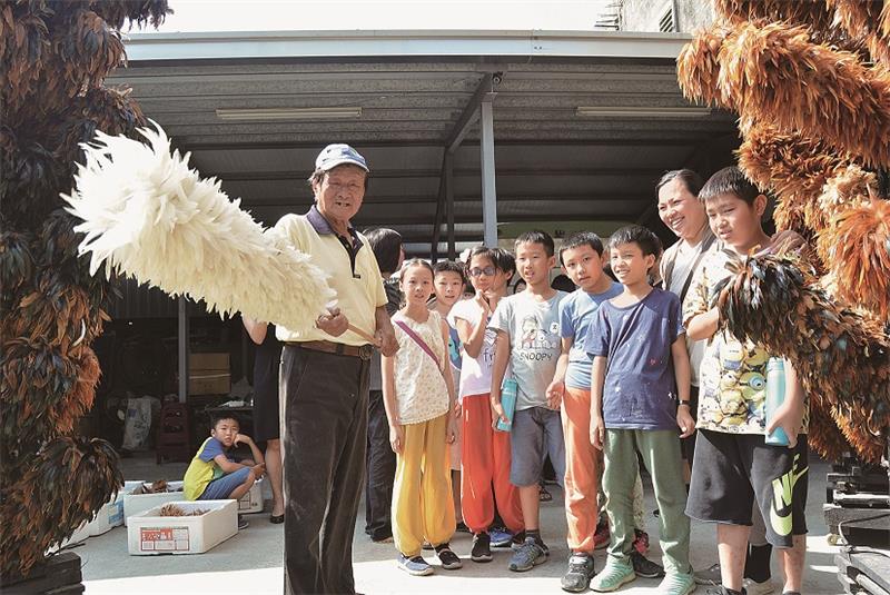 Chen ZhongLu Feather Duster